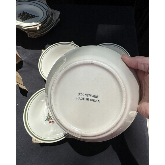 EHI YULETIDE China 16 Piece Set 4 Piece Place Setting Missing 1 Cup Original Box - Picture 4 of 12
